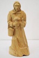 Ručne vyrezávaná drevená soška - Žena s košíkom