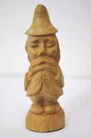 Ručne vyrezávaná drevená soška -Trpaslík