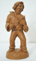 Ručne vyrezávaná drevená soška -Muzikant huslista